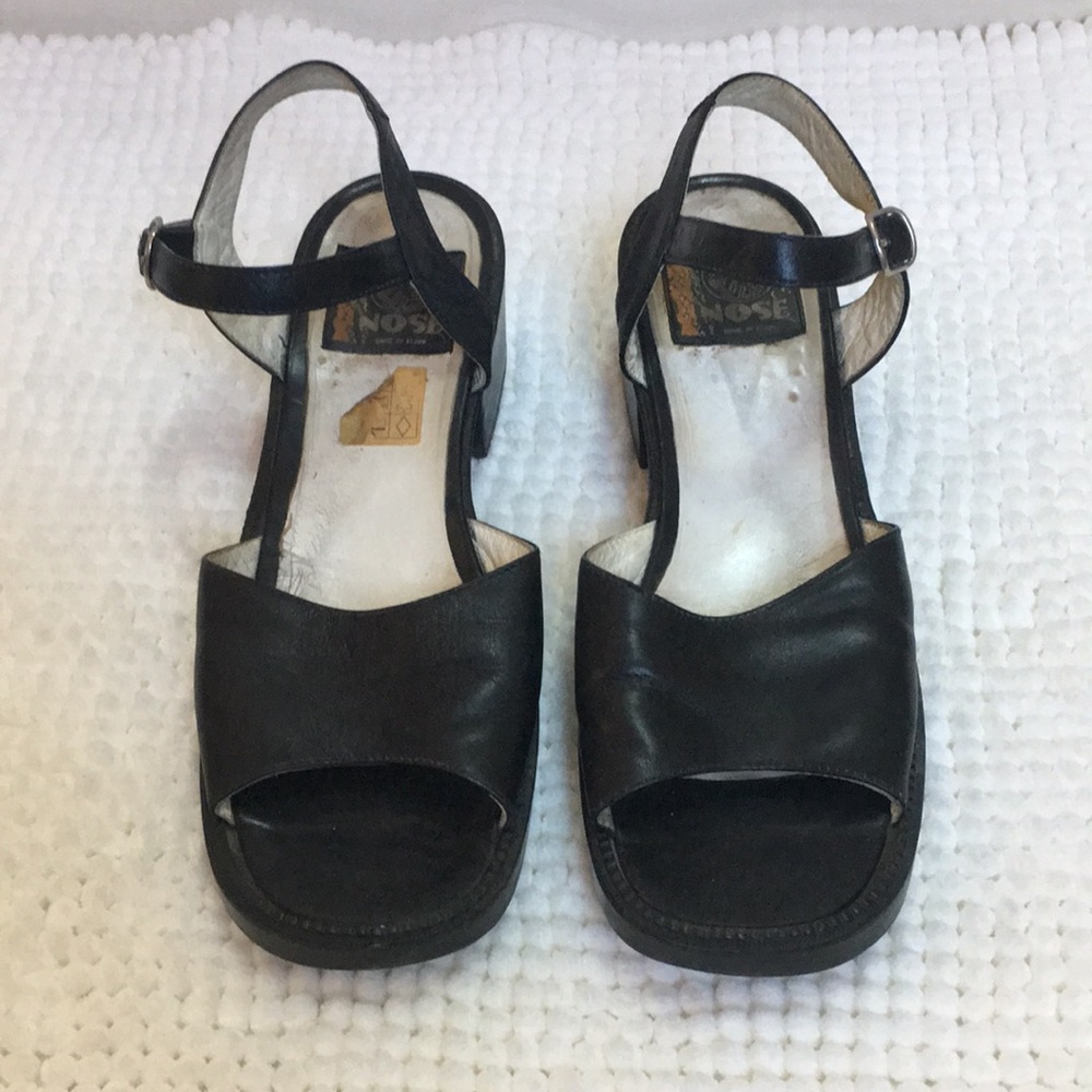 Nose leather sandals